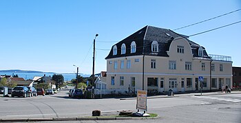 Central Gjestgiveri i nybarokk stil, 1928, Vestre Strandvei 1, Tofte. Villabebyggelse med utsikt mot Jeløya til venstre.