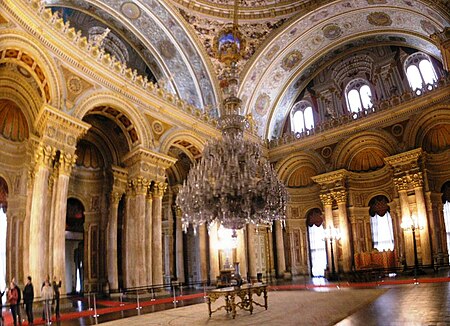 Fail:Ceremonial_hall_Dolmabahce_March_2008_pano4.jpg