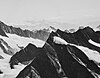 Die beiden Felsspitzen in der Bildmitte sind der Chamm (links) und das Fiescher Gabelhorn (rechts dahinter), Blickrichtung aus Westen. Links und tiefer gelegen der Wyssnollen. Rechts im Bild das Schönbühlhorn.