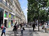 Rue piétonne des Champs-Élysées.