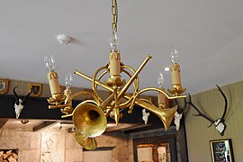Chandelier with hunting horns in hotel bar - Laggan Hotel, Newtonmore (2017-06-22 16.10.04 by Nick Amoscato).jpg