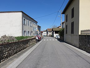 Chaumont-le-Bourg - Route traversant le village (D38).jpg