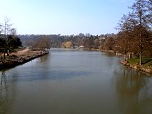 Vista di un lago artificiale