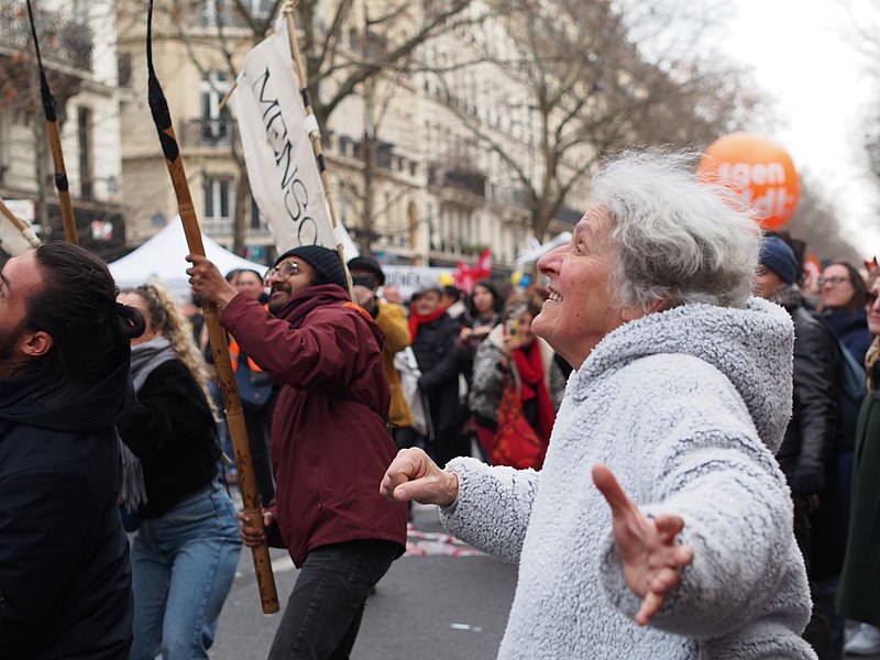 File:Chorégraphie de la Justice par Ariane Mnouchkine - Théâtre du Soleil - Manifestation du 11 février 2023 à Paris.jpg