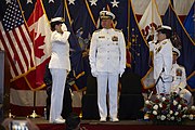 L'amiral Karl L. Schultz, commandant l'United States Coast Guard avec les amirales Joanna Nunan et June E. Ryan avec leurs tenues d'été blanches.