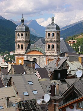 Vista do antigo colegiado Notre-Dame-et-Saint-Nicolas.