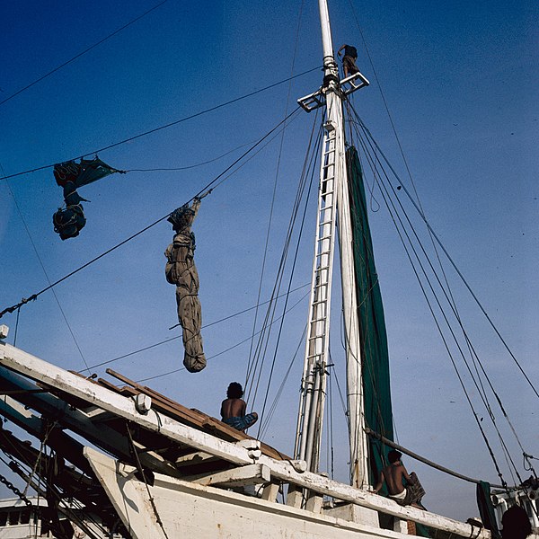 File:Collectie NMvWereldculturen, TM-20028101, Dia, 'Buginese prauw in de haven Sunda Kelapa', fotograaf Henk van Rinsum, 1980.jpg