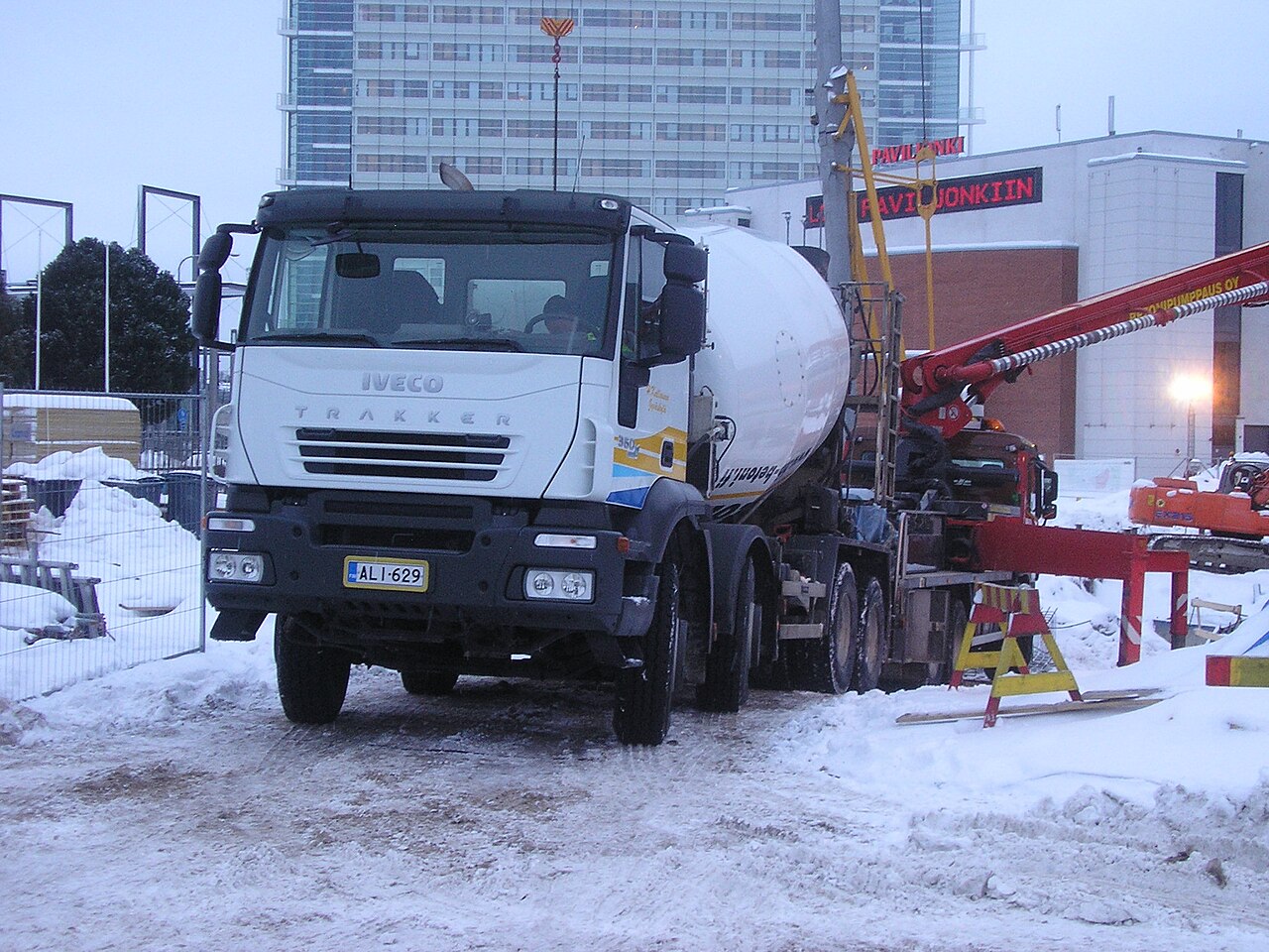 Iveco Trakker mezzo d'opera cava cantiere 1280px-Concrete_pumping_Jyv%C3%A4skyl%C3%A4