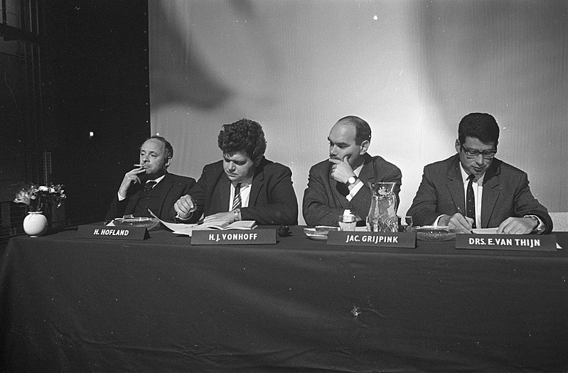 File:Congres Radio en TV-verslaggevers in Hilversum. H. J. A. Hofland (Algemeen Hande, Bestanddeelnr 921-4178.jpg