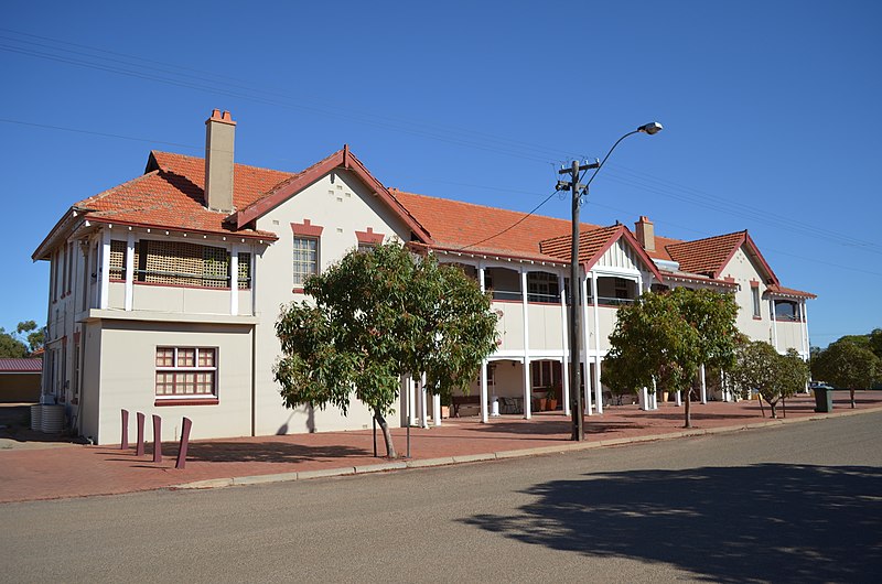 File:Coorow Hotel, Coorow, 2013.JPG