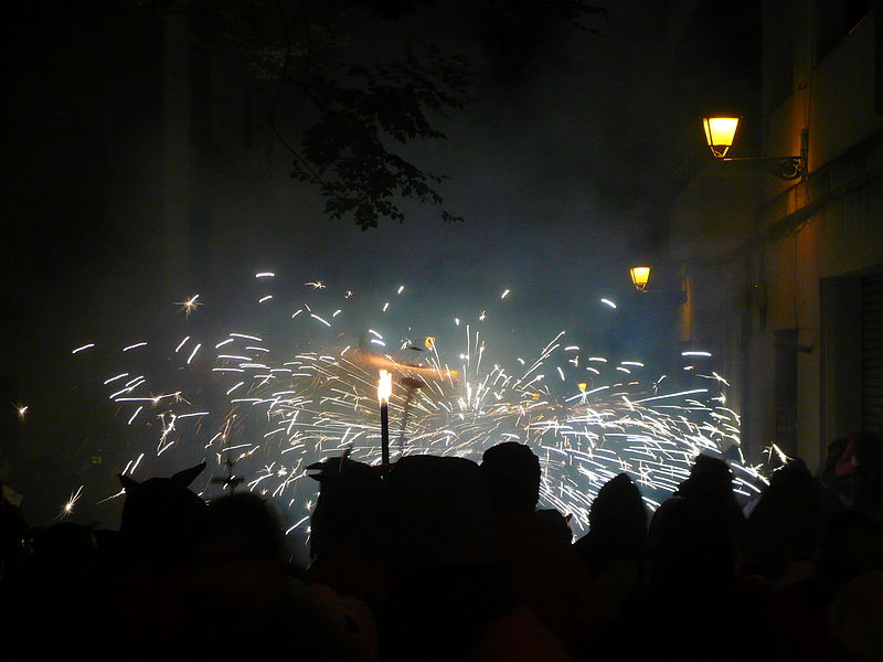 File:Correfoc infantil de la festa major de Sarrià 2013 -P1460950.jpg