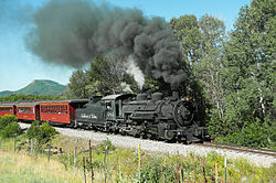 Pociąg wycieczkowy Cumbres & Toltec Scenic Railroad prowadzony przez lokomotywę 484 w 2015 roku.jpg