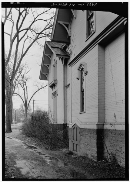 File:DETAIL OF SOUTH CORNER - Sedgewick House, 742 James Street, Syracuse, Onondaga County, NY HABS NY,34-SYRA,27-5.tif