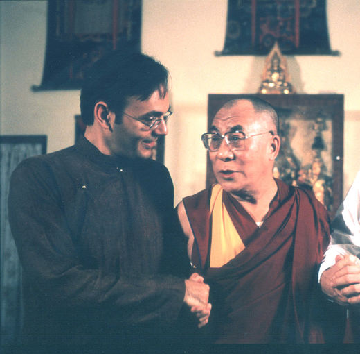 Khashyar Darvich en dalai lama Tenzin Gyatso tijdens de opname van Dalai Lama Renaissance