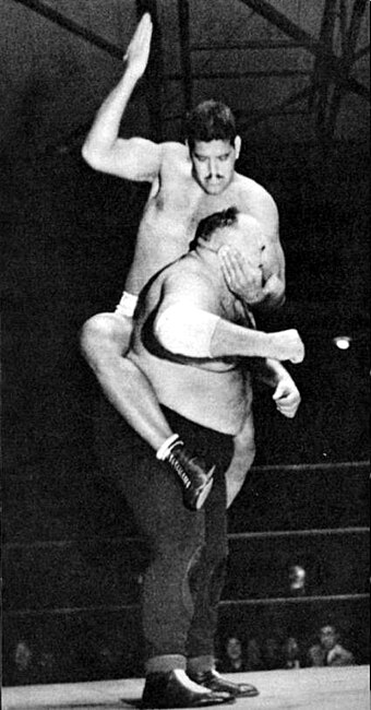 Singh wrestling King Kong at JWA in 1955