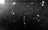 Photo prise le 9 décembre 2001. Dia est très faible sur cette image, avec une magnitude apparente de 23.1. Dia n'a été observé qu'une seule fois en 2001, et a été par la suite perdu jusqu'à sa redécouverte en 2011. À titre de comparaison, le champ d'étoiles de ces images peut être visualisé sur l'atlas stellaire Aladin du CDS.