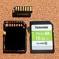 TOSHIBA SD-K16Gの内部。端子とコントローラ・Flashメモリが一体になっている。