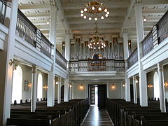 Interior, hacia la entrada