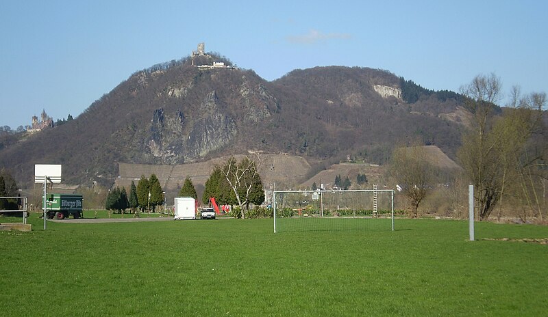 File:Drachenfels, Wolkenburg von Rolandswerth.jpg