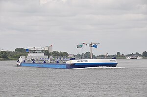 De Aventura, een binnenvaarttanker, getuige het blauwe bord aan de verkeerde wal