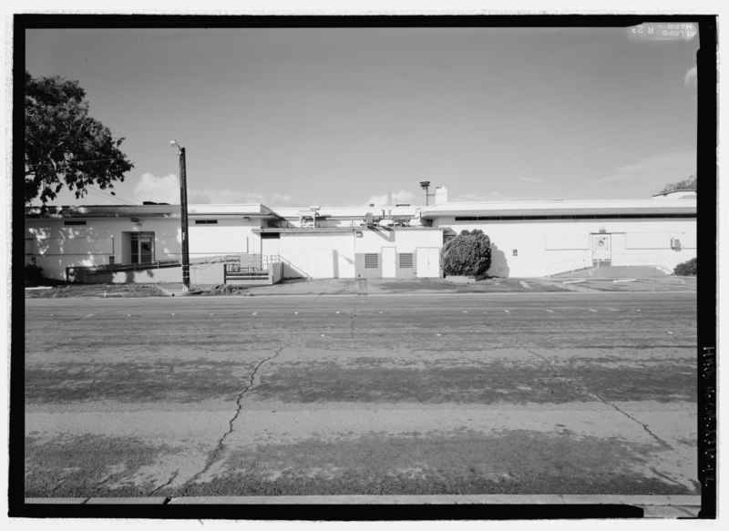 File:East faand-231;ade, ambulance entrance. - Richmond Field Hospital, 1330 Cutting Boulevard, Richmond, Contra Costa County, CA HABS CAL,7-RICH,4-12.tif