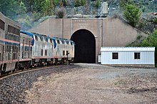 Eastbound Empire Builder betritt Flathead Tunnel - panoramio.jpg