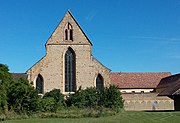 La façade ouest. À droite, bâtiments conventuels et cloître.