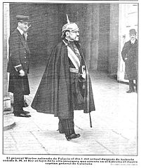El general Weyler saliendo de palacio, de Campúa, Nuevo Mundo, 07-04-1910.jpg