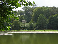 Grand Parc, vue sur le lac depuis la rive est, au fond le temple de la Philosophie.