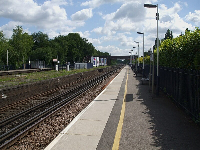 File:Esher station westbound look east2.JPG