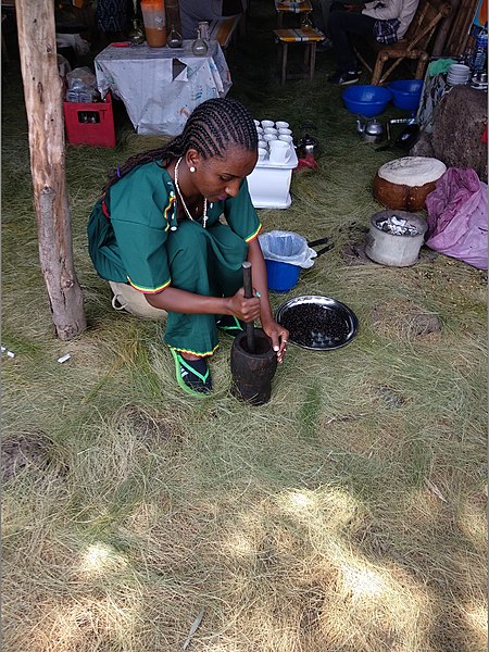 File:Ethiopian Lady grinding coffee seeds (Jebena Buna).jpg