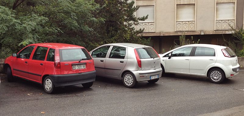 https://upload.wikimedia.org/wikipedia/commons/thumb/a/a5/Fiat_Punto_5door_176%2C_188_and_199_series.JPG/800px-Fiat_Punto_5door_176%2C_188_and_199_series.JPG