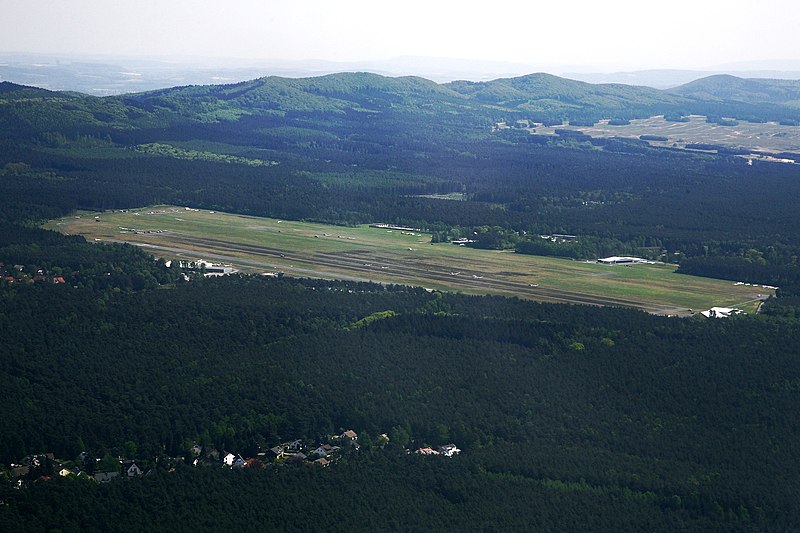 File:Flughafen Oerlinghausen.JPG