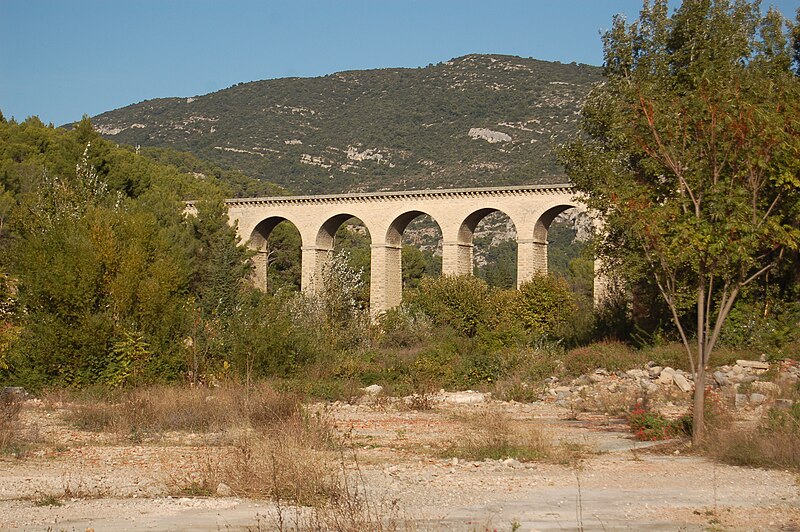 File:Fontaine-de-Vaucluse Aqueduc2.JPG