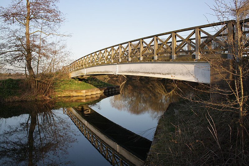 File:Footbridge over River Thame - geograph.org.uk - 2870237.jpg