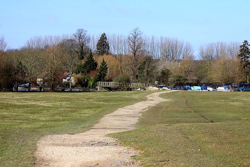 File:Footpath to the River Thames from Walton Well Road - geograph.org.uk - 1760217.jpg