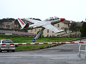 Fouga Magister am Eingang des französischen Luftwaffenstützpunkts Nr. 943