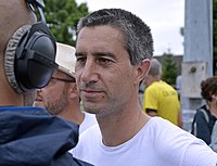 François Ruffin svarer på en journalist på Longueau.jpg