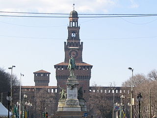 Vista frontal del Castillo Sforzesco y de la Torre del Filarete; delante, el monumento a Giuseppe Garibaldi