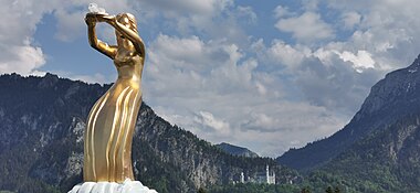 Gemeinde Füssen — Statue zur Werbung für die Kristall-Therme (im Hintergrund Schloß Neuschwanstein) 2023