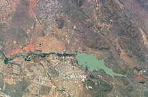 Utsikt fra Kgale (venstre) og satellittbilde over byen (høyre). Innsjøen på satellittbildet er Gaborone Dam