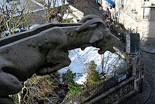 Wasserspeier mit gut sichtbarem Wasserkanal auf Sacré-Cœur, Paris