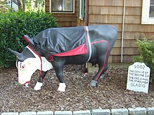 La vache publicitaire Gladys aux couleurs du comte Dracula