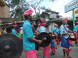 The accompanying gong beleg players. Gong Gendang Beleq.JPG