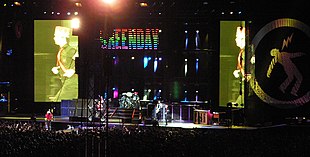 I Green Day nel 2005 in concerto al Giants Stadium (New Jersey).