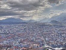 Vue depuis la Bastille en direction du sud et de la plaine de Reymure par-delà Grenoble : la moraine du plateau de Champagnier est visible sur la gauche et l'ancienne île de la montagne de Grand Rochefort du lac glaciaire du Grésivaudan au centre ; à droite le massif du Vercors et à gauche en arrière-plan celui du Taillefer.