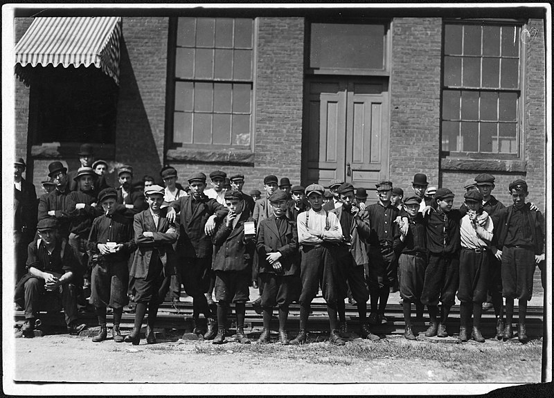 File:Group in front of Indian Orchard Mfg. Co. Everyone in photo was working. Indian Orchard, Mass. - NARA - 523445.jpg