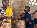 Groupe d'enfants exécutant une danse traditionnelle au Bénin 06