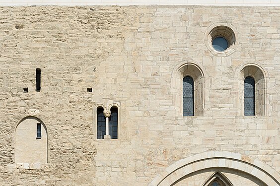 English: Windows at the western facade Deutsch: Fenster in der West-Fassade