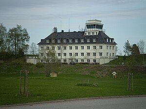 Kanslihus och flygledartornet (2010) vid före detta F 1.